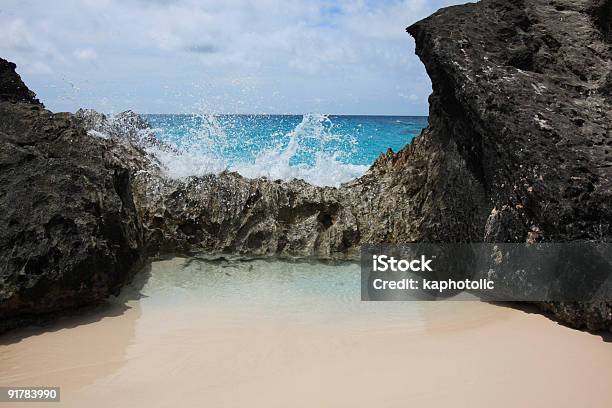 Horseshoe Bay Cove Splash - zdjęcia stockowe i więcej obrazów Bermudy - Wyspy Oceanu Atlantyckiego - Bermudy - Wyspy Oceanu Atlantyckiego, Bez ludzi, Brzeg wody