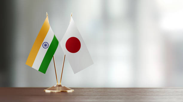 par de bandera japonesa e india en un escritorio sobre fondo defocused - japanese flag fotos fotografías e imágenes de stock