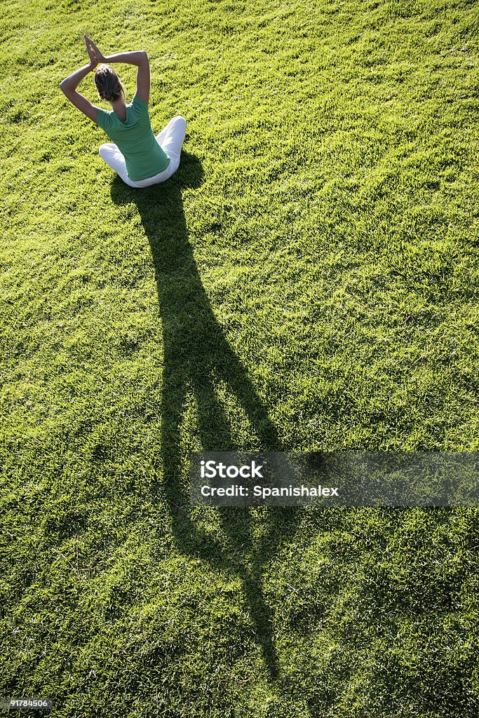 Yoga Schatten auf Gras - Lizenzfrei Parkanlage Stock-Foto