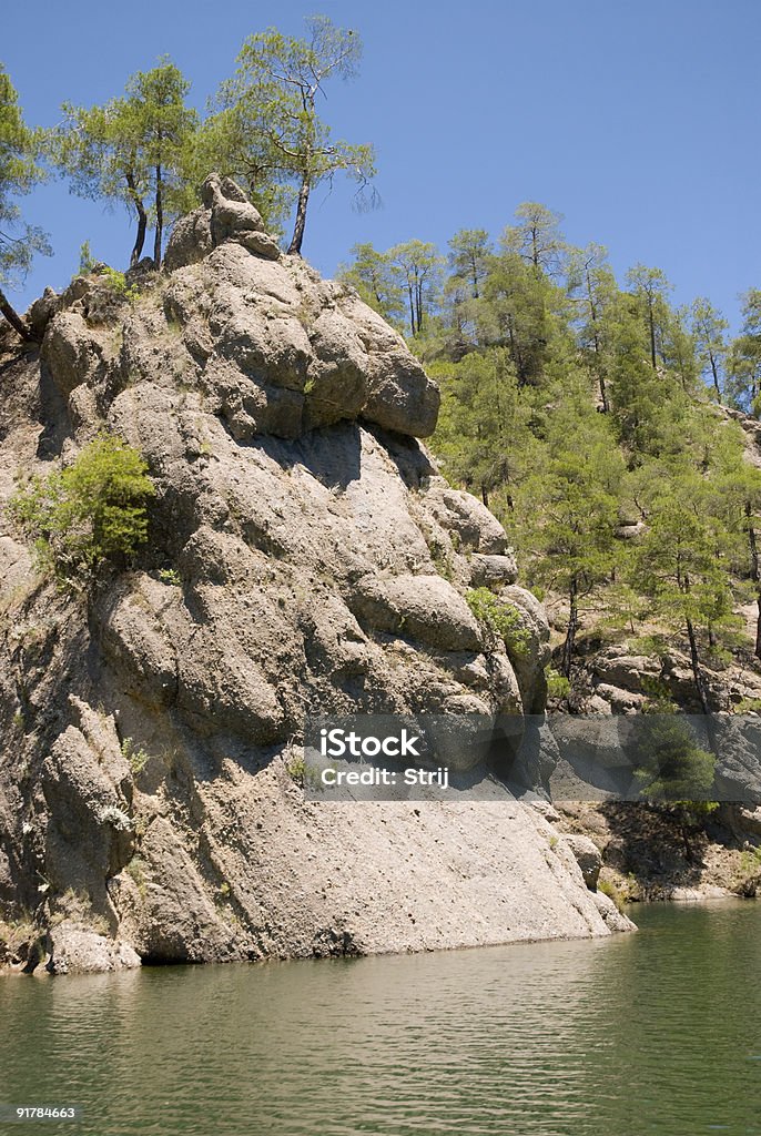 Rock em lake - Foto de stock de Exterior royalty-free