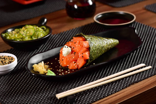 суши из лосося темаки - temaki food sushi salmon стоковые фото и изображения