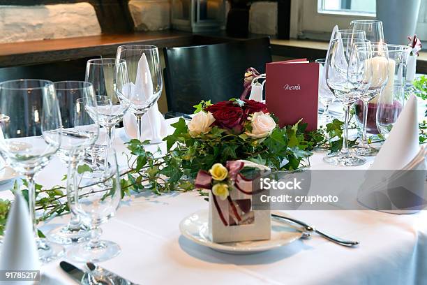 Tabella Decorazioni Per Una Festa Di Matrimonio - Fotografie stock e altre immagini di Arredamento - Arredamento, Bicchiere, Bicchiere da vino