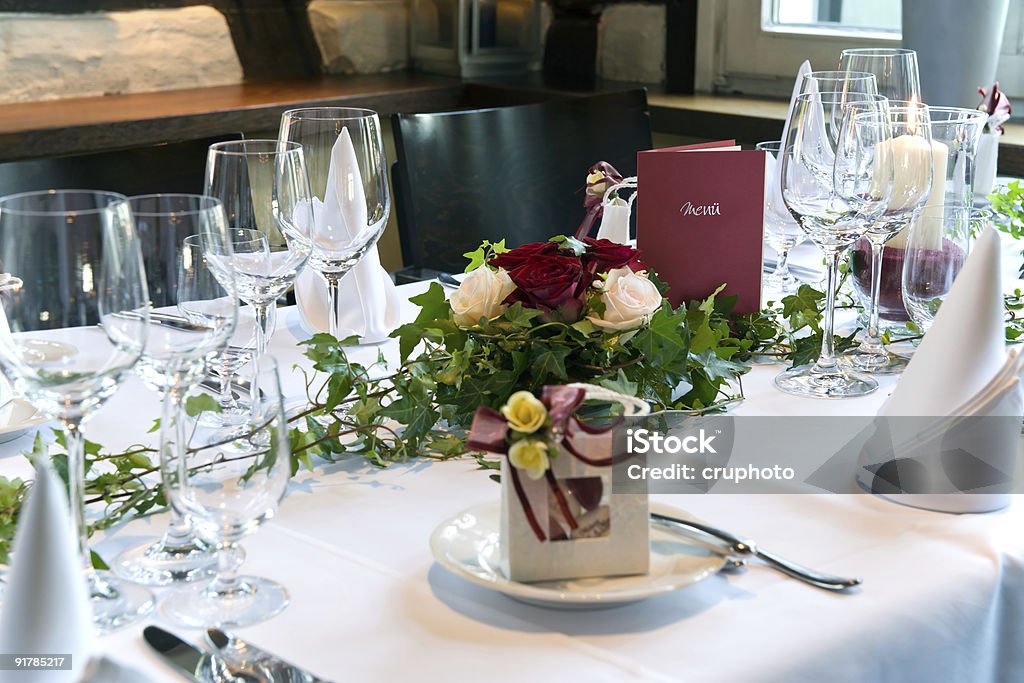 Decoração de mesa de casamento em uma festa - Royalty-free Arranjo de flores Foto de stock