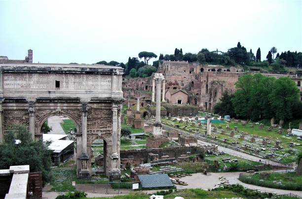 ruínas do famoso forum romanum em roma - caesar emperor rome stone - fotografias e filmes do acervo