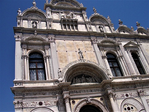 Fachada de la Scuola Grande di San Marco en Venecia photo