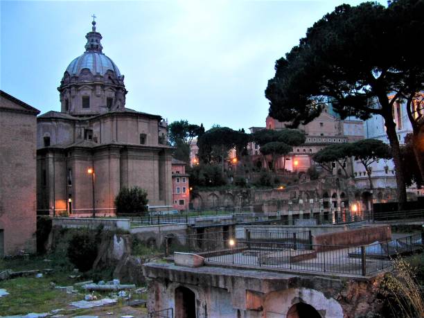 dawn sobre o fórum romano em roma - caesar emperor rome stone - fotografias e filmes do acervo