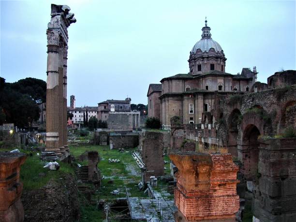 o fórum romano em roma à noite - caesar emperor rome stone - fotografias e filmes do acervo