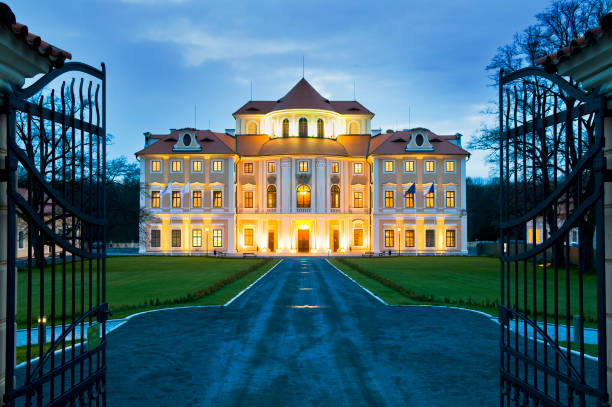 hotel zamek liblice - palace gate zdjęcia i obrazy z banku zdjęć