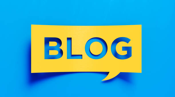 blogging-konzept - gelbe blog-text auf blauem hintergrund - bloggen fotos stock-fotos und bilder