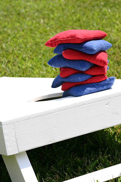 cornhole torby ułożone na pokładzie - cornhole leisure games outdoors color image zdjęcia i obrazy z banku zdjęć