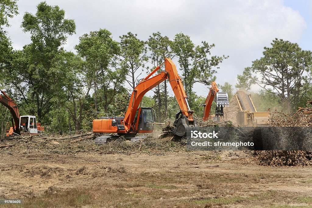 ランド Backhoes 解除 - 樹木粉砕機のロイヤリティフリーストックフォト