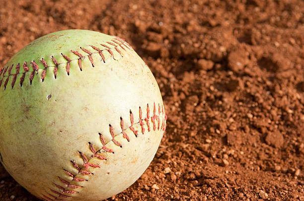 baseball sur un terrain de base-ball lors d'un match de baseball - baseline base softball home base photos et images de collection