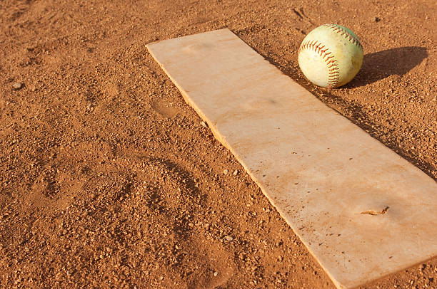 gra w baseball baseball pole - baseline home base baseball base zdjęcia i obrazy z banku zdjęć