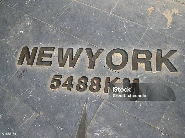 New York 5488 Km - Fotografie stock e altre immagini di Città - Città, Composizione orizzontale, Distante