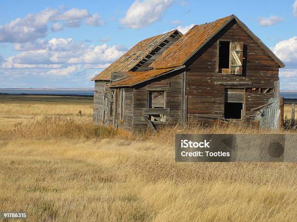 Abandonado House Foto de stock y más banco de imágenes de Abandonado - Abandonado, Aire libre, Arquitectura exterior