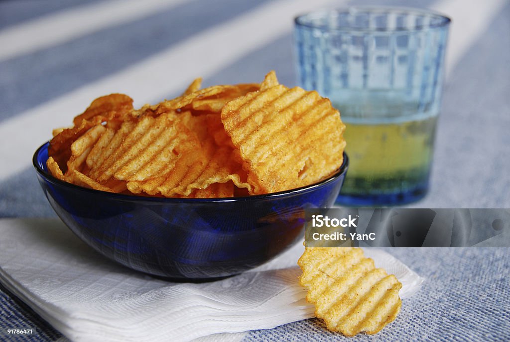 Chips e cerveja - Foto de stock de Alimentação Não-saudável royalty-free