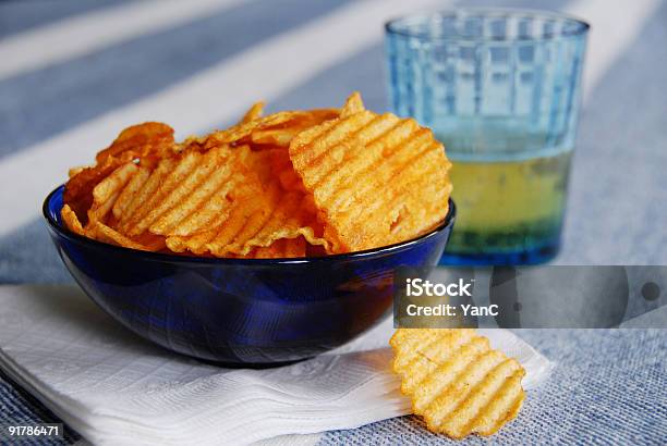 Foto de Chips E Cerveja e mais fotos de stock de Alimentação Não-saudável - Alimentação Não-saudável, Azul, Batata Frita de Pacote