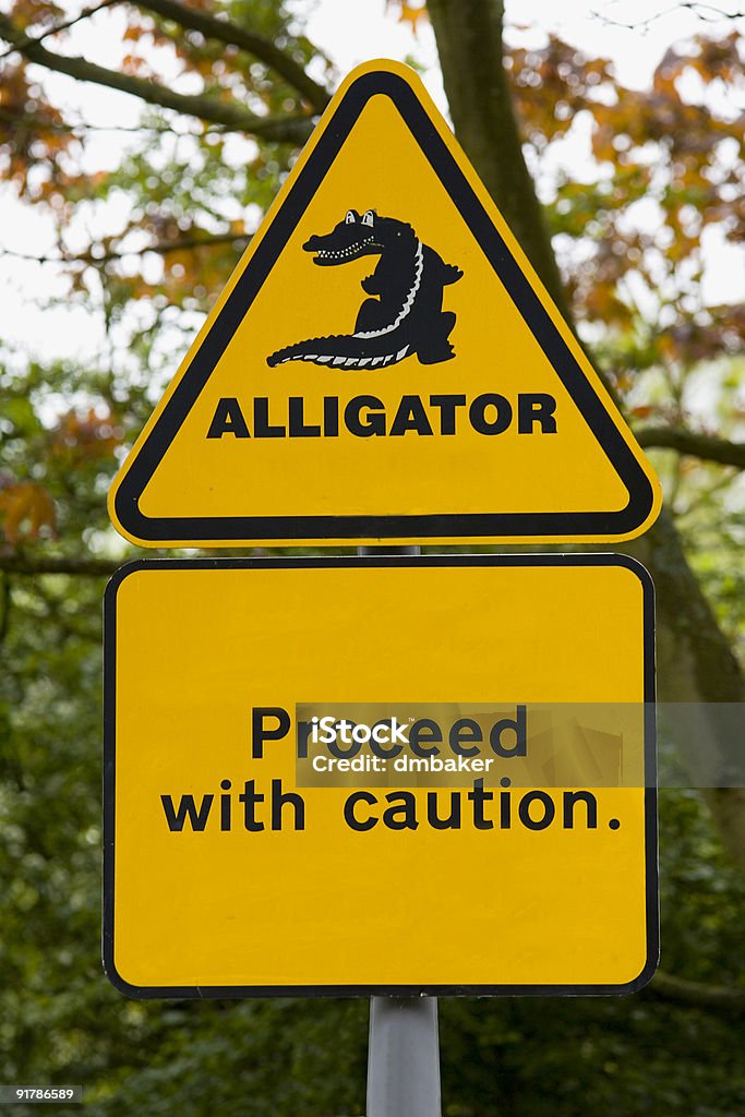Segnale di pericolo alligatore - Foto stock royalty-free di Alligatore