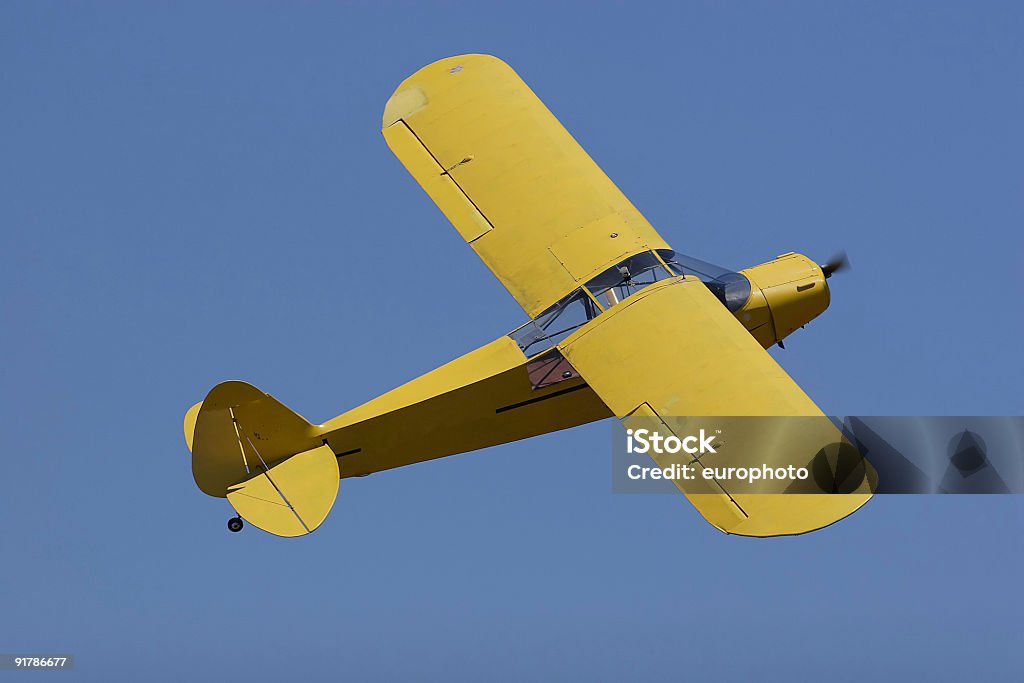 piper cub em céu azul - Foto de stock de Asa de aeronave royalty-free