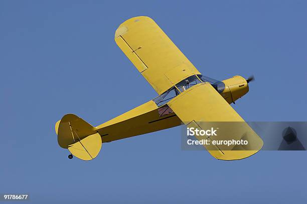 Foto de Piper Cub Em Céu Azul e mais fotos de stock de Asa de aeronave - Asa de aeronave, Atividade Recreativa, Avião