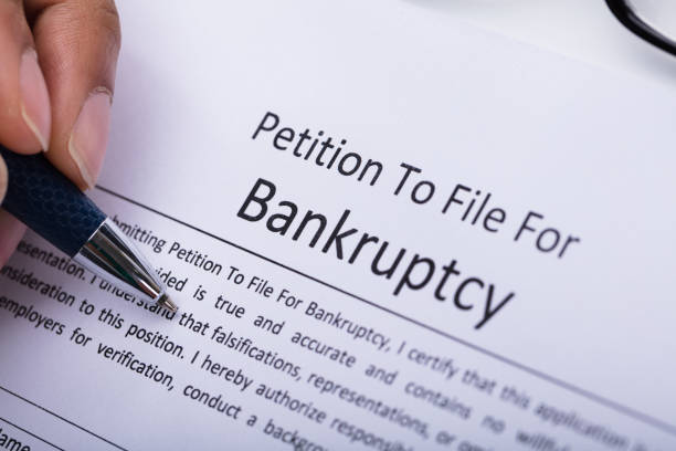 person filling bankruptcy form - credit crunch audio imagens e fotografias de stock