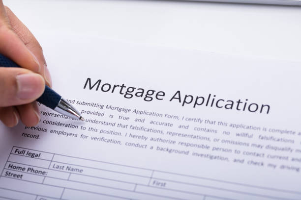 istock Person Filling Mortgage Application Form 917885092
