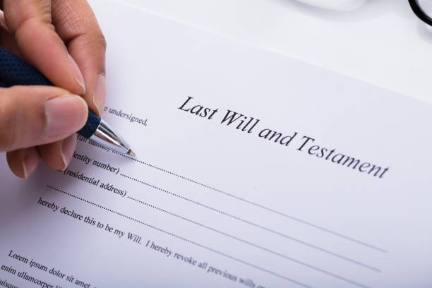 istock Person Filling Last Will And Testament Form 917885094