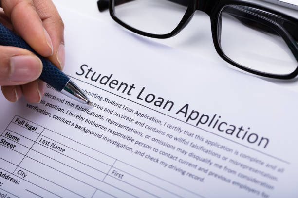 istock Person Filling Student Loan Application Form 917885116