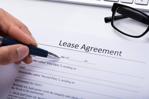 istock Person Filling Lease Agreement Form 917885120