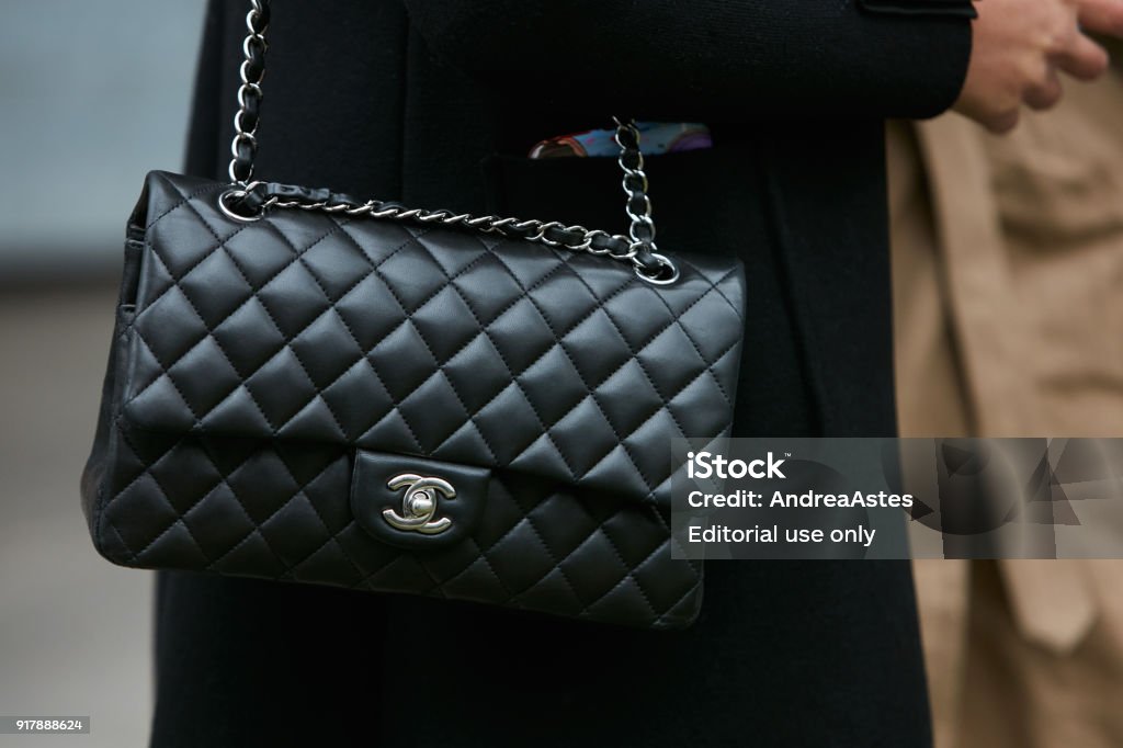 Wanita dengan tas kulit Chanel hitam dengan rantai perak - Bebas Royalti Chanel - Designer Label Foto Stok