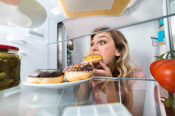 mulher feliz comendo rosquinha da placa - donut sweet food dessert snack - fotografias e filmes do acervo