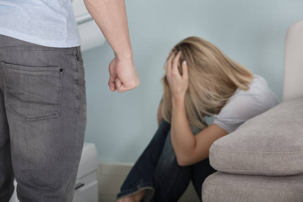 mujer asustada con el puño de los hombres - couple dependency standing men fotografías e imágenes de stock