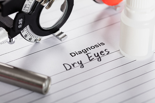 Texto diagnóstico del ojo seco sobre papel con dioptrías y medicina photo