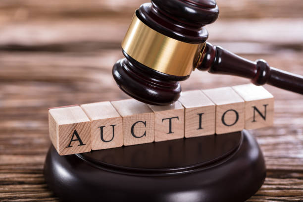 gavel on auction word - bidder imagens e fotografias de stock