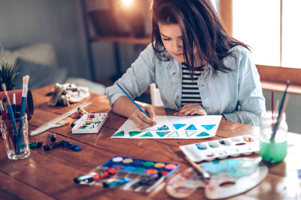 若い学生の美術学校のための準備 - easel adult art creativity ストックフォトと画像