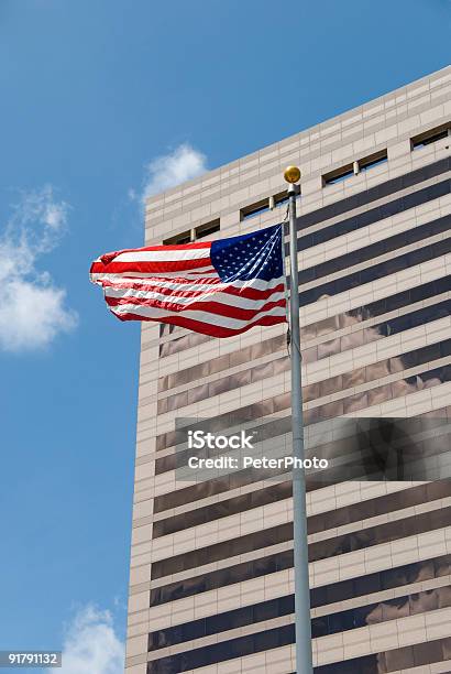 Palazzo Federale Con Bandiera Americana - Fotografie stock e altre immagini di Moderno - Moderno, Palazzo federale, A forma di stella