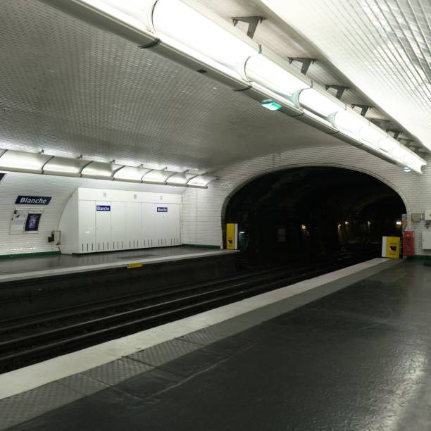 地下鉄パリで - paris metro train ストックフォトと画像