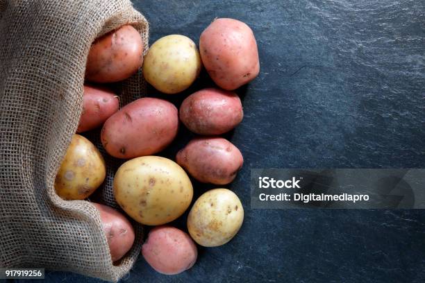 Rood En Goud Aardappelen In Hessisch Zak Stockfoto en meer beelden van Rauwe aardappel - Rauwe aardappel, Rood, Buitenopname