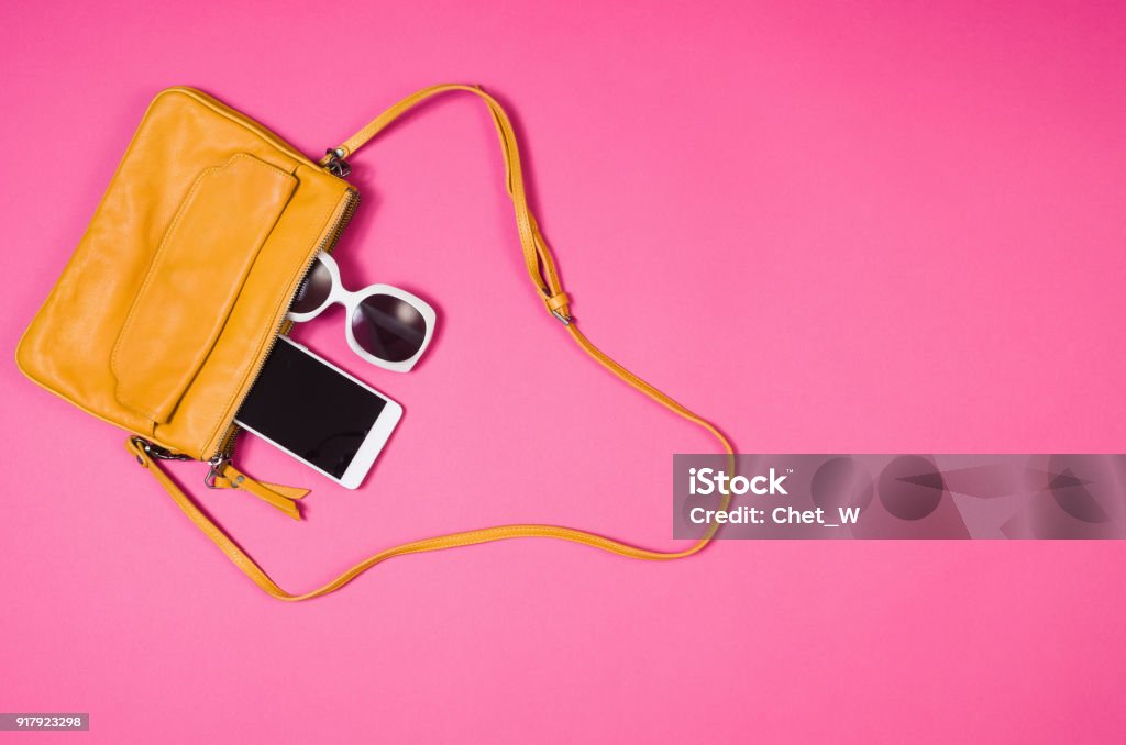 Wohnung lag Foto von Frau Zubehör flach legen, bunten Hintergrund - Lizenzfrei Handtasche Stock-Foto