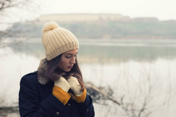 triste mujer solitaria al aire libre en invierno - grave nature usa city life fotografías e imágenes de stock