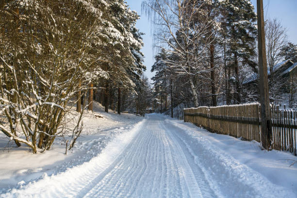 verschneite dorf im freien in karelien im winter, russland. - 11270 stock-fotos und bilder