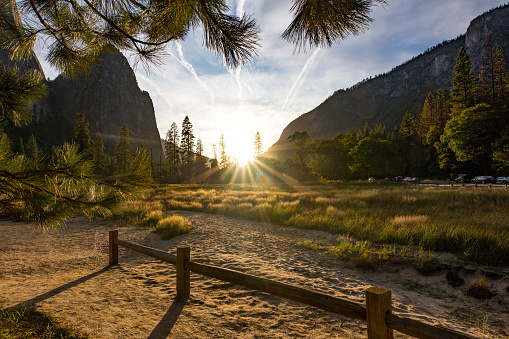 Césped de oro frente a montañas rocosas en puesta de sol. Parque Nacional de Yosemite photo
