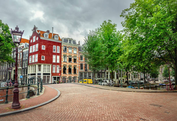 canal in amsterdam - keizersgracht imagens e fotografias de stock