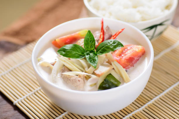 sopa de leche de coco thai con pollo - coconut milk soup fotografías e imágenes de stock