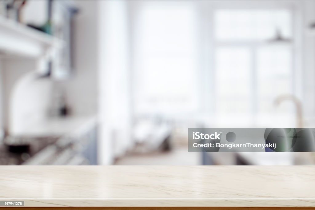 Contador de mármore vazia na sala de cozinha. para o alimento ou produto exibir montagem - Foto de stock de Mesa - Mobília royalty-free