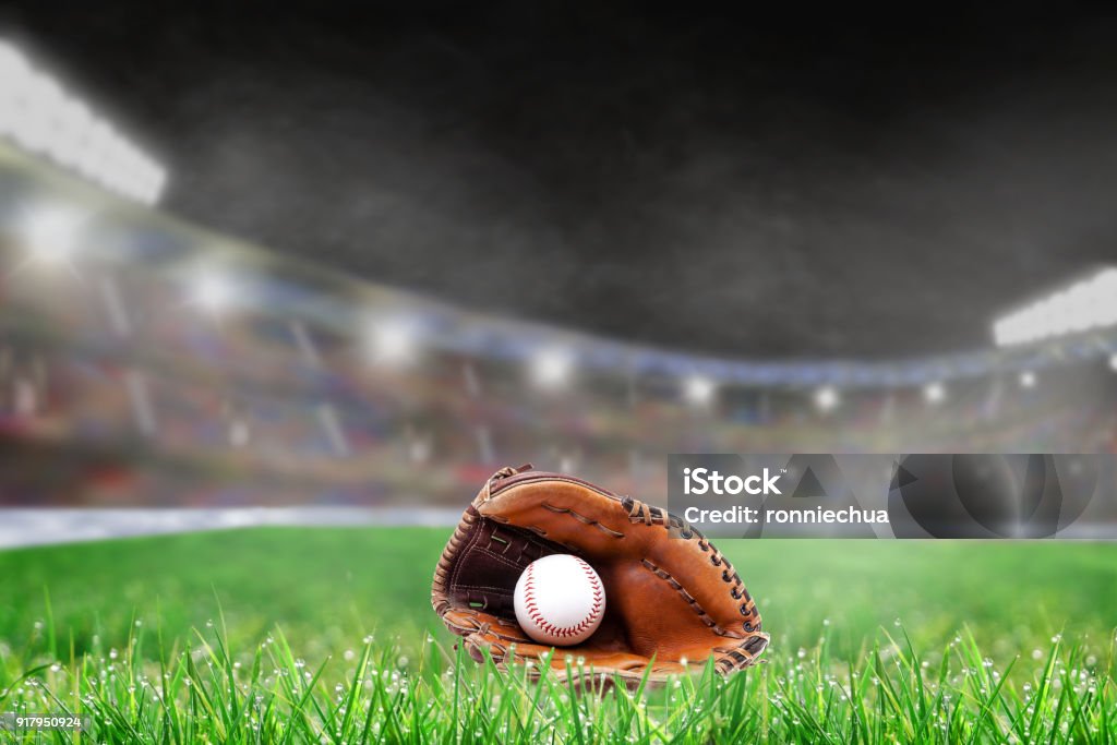 Stade de Baseball en plein air avec gant et boule et l’espace de copie - Photo de Baseball libre de droits