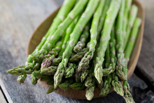 asparagus on wooden surface - green asparagus imagens e fotografias de stock