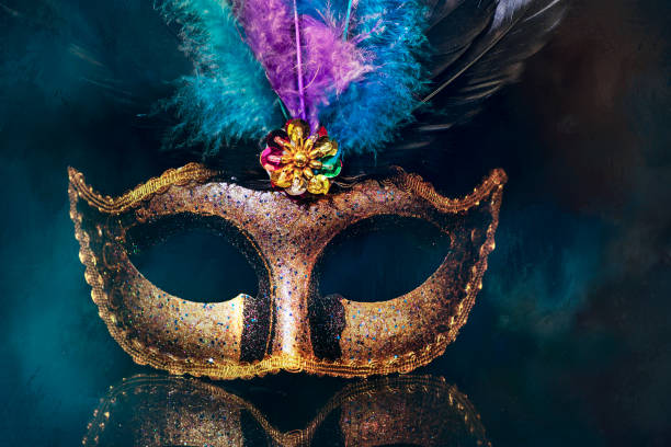 máscara de carnaval veneziano mascarada, penas teatrais femininas - mardi gras close up veneto italy - fotografias e filmes do acervo