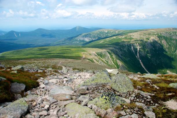 pista de silla de montar a lo largo de la cresta hacia la cumbre del mt. katahdin - mt katahdin fotografías e imágenes de stock