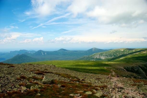 sendero que lleva a la cumbre del mt. katahdin - mt katahdin fotografías e imágenes de stock